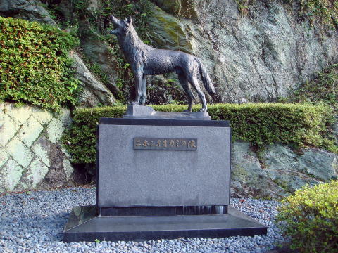 ニホンオオカミの像